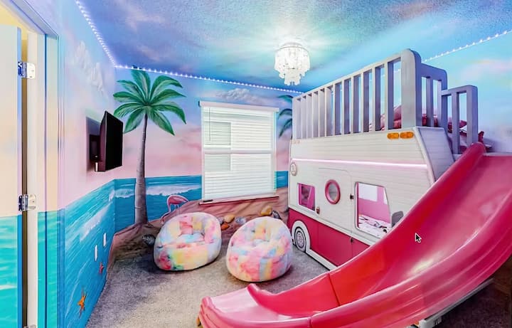 3号卧室-芭比-定制芭比露营车双人床/双层床，带滑梯和电视，与jack & jill风格的卫生间相连