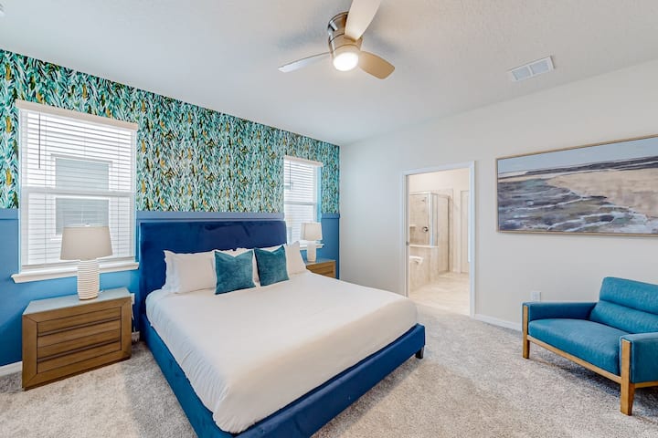 2号卧室-一楼的特大号卧室，配备独立套房和电视