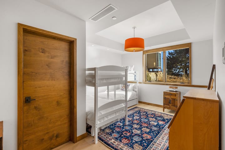 Dhomë vizitorësh në katin e poshtëm 3 - Krevat marinar