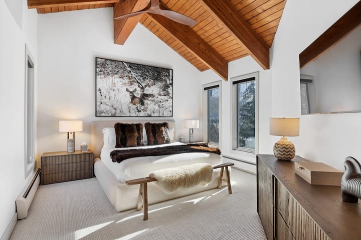 Maliwanag na king bedroom sa pinakamataas na palapag na may mga vaulted ceiling, walk‑in closet, at natural na liwanag. Maingat na idinisenyo para sa kaginhawaan at nakakapagpahinga na gabi.
