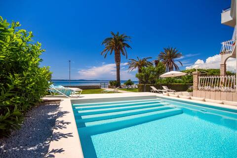 Beachfront Bliss: Villa Amor with heated pool