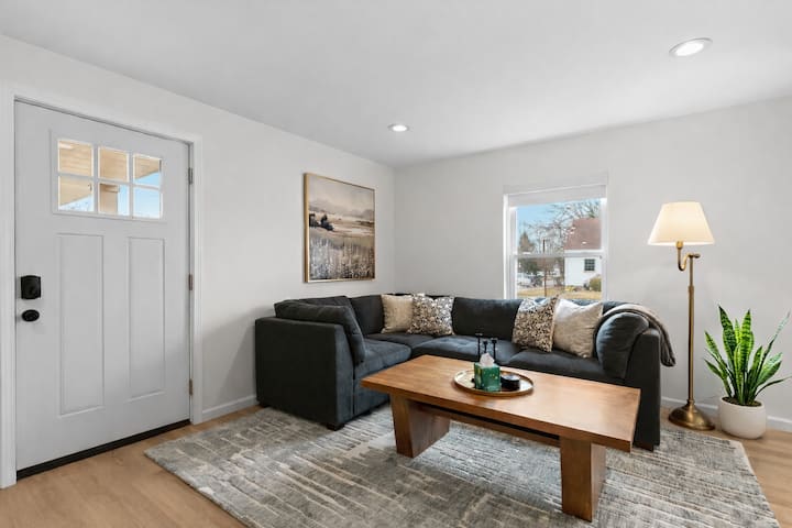 New! Luxury 2br Suite | 20 Min To Downtown Detroit - Warren, MI