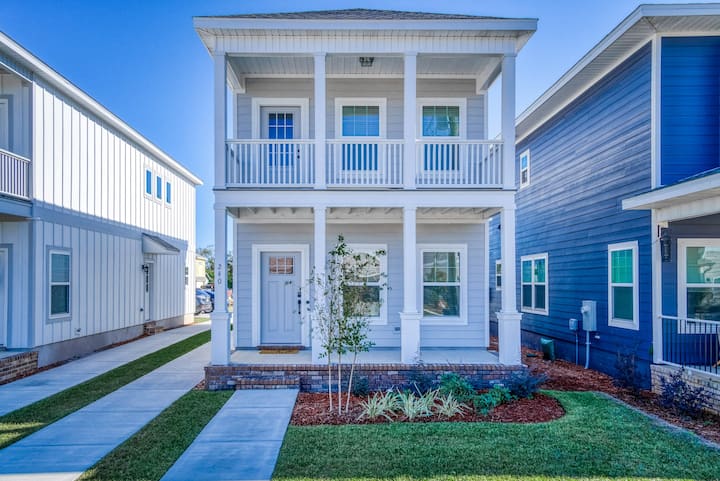 Downtown 3br Dog Friendly | Balcony | W/d - Pensacola, FL