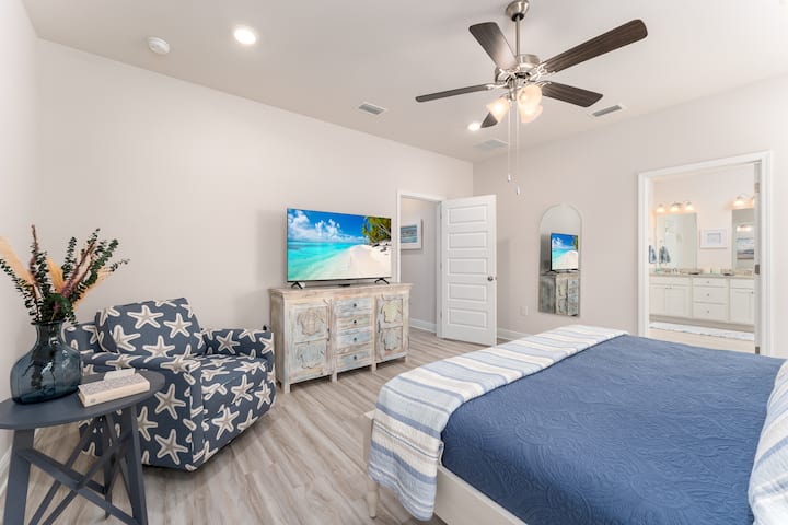 Necesitas unos minutos para ti: escápate al sereno dormitorio principal.