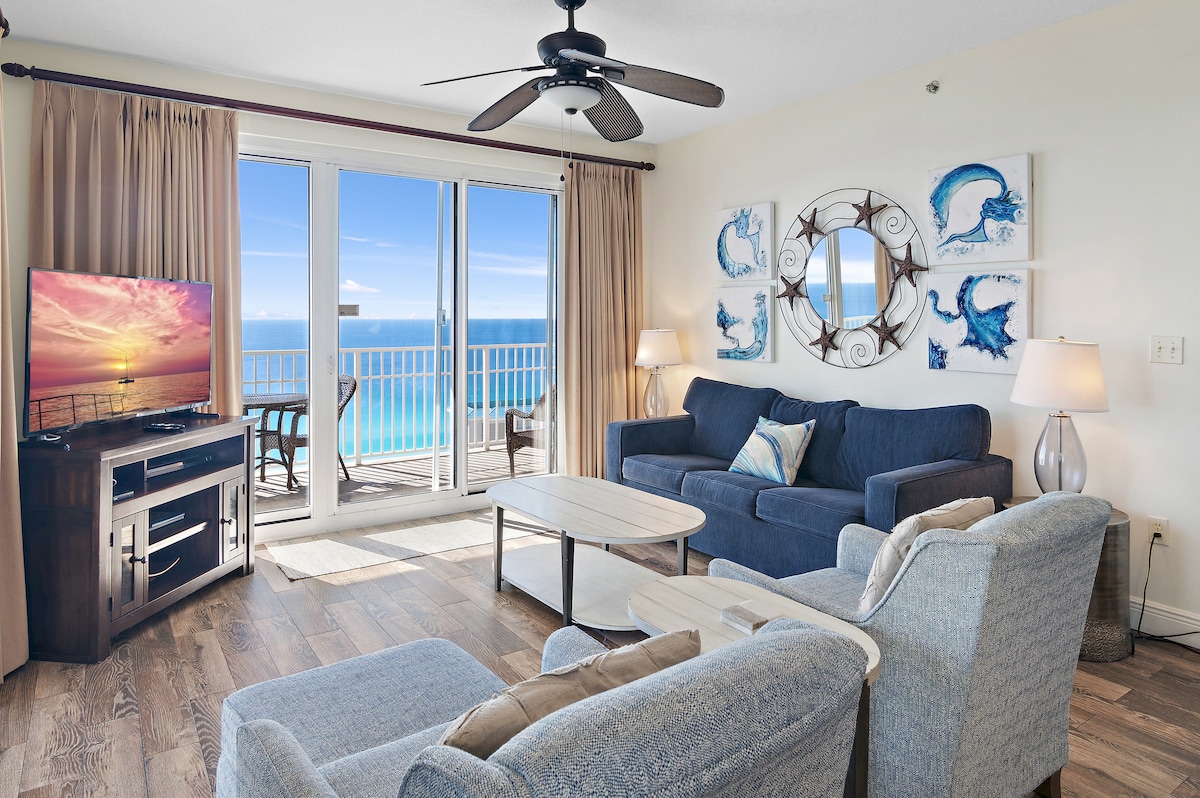 ห้องนั่งเล่นพร้อมวิวอ่าว