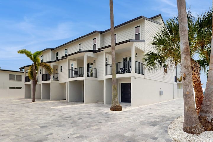 4 Dog-friendly Homes | Sleeps 24 | Walk To Beach - Treasure Island, FL