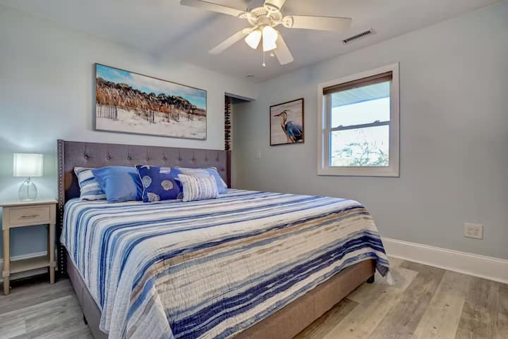 Glavna spavaća soba s bračnim krevetom i kupaonicom.