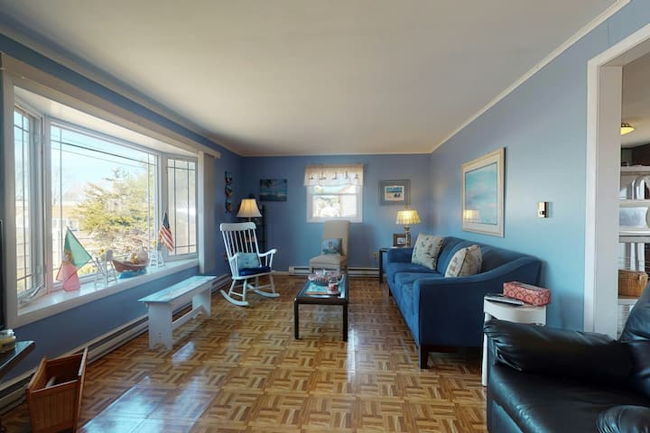 Bright Nautical Beach Home: Walk To Beach & Shower - Dennis, MA