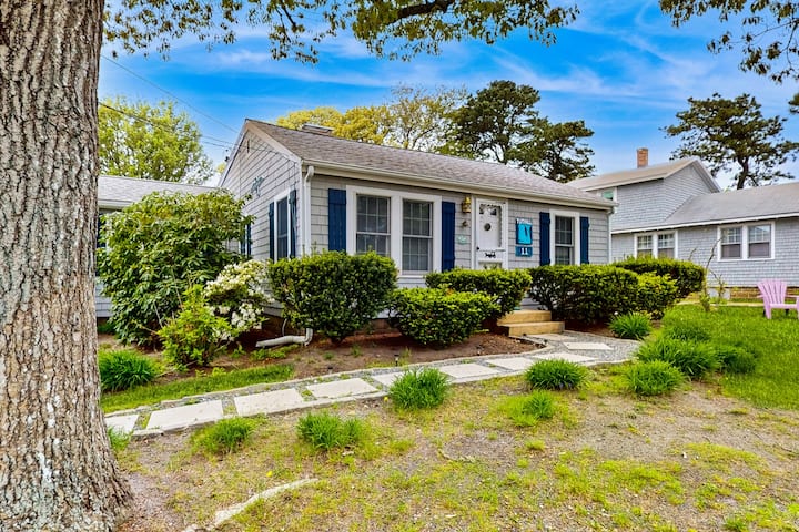 Cape Cod Garden Cottage: Steps To The Beach - Dennis, MA