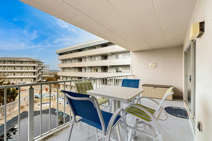 Beachside Bliss: Pool, Hot Tub & Balcony - Ocean City, MD
