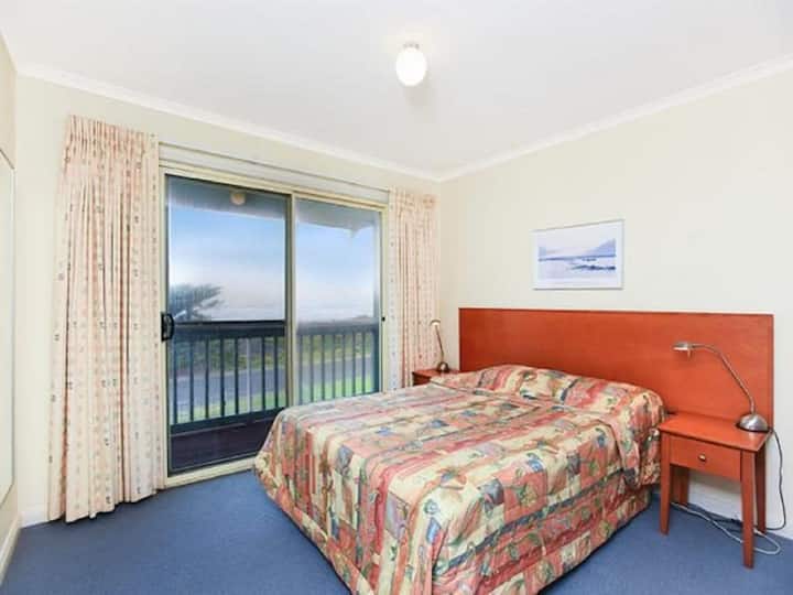 Trae tu propia ropa de cama o opción adicional. El servicio de ropa de cama flexible te permite elegir lo que mejor se adapte a tus necesidades. Dormitorios en el piso superior con vistas al mar. Relájate con vistas tranquilas de la costa desde la cama.