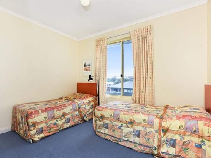 Interiores sencillos, carácter costero. Tiene capacidad para 8 personas en 3 habitaciones, ideal para escapadas en grupo.