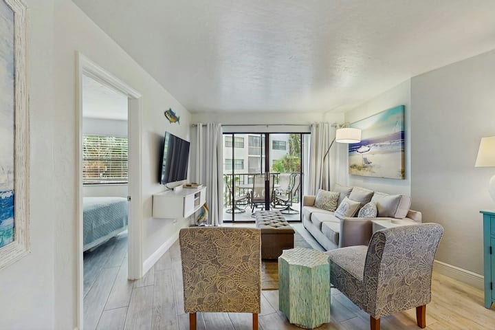 Chic Condo: Pool, Hot Tub, Tennis & Wifi! - Marco Island, FL