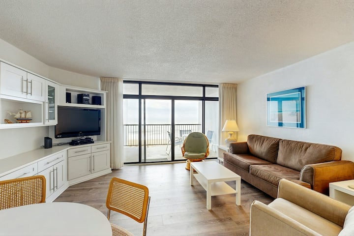 Oceanfront Gem: Pool, Balcony & Full Amenities - Ocean City, MD