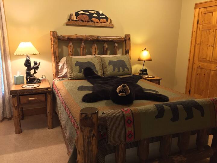 La camera da letto n. 3 al piano inferiore offre un letto a due piazze