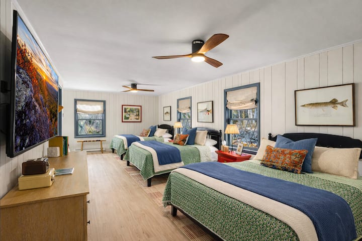 Rybárska izba má tri manželské postele v priestrannej súkromnej spálni, ktorá je ukrytá pred zvyškom domu. Toto útočisko zahŕňa vlastnú kúpeľňu a útulný kútik na čítanie/TV, ktorý obklopuje zadnú ľavú stranu izby – ideálne na relax