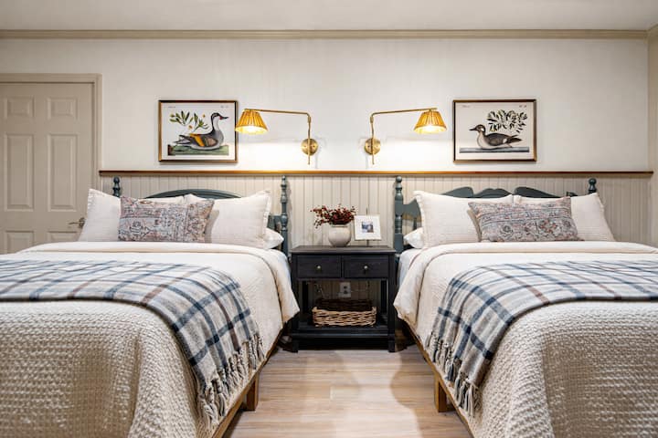 Izba Duck má dve manželské postele, sviežu posteľnú bielizeň a útulnú atmosféru v hotelovom štýle – ideálna pre rodiny alebo pre zdieľané spanie. Krytá terasa s posedením a krásnym výhľadom je hneď vedľa izby…