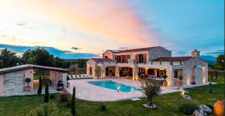 Elegant Secluded Retreat With Heated Pool - Krnica