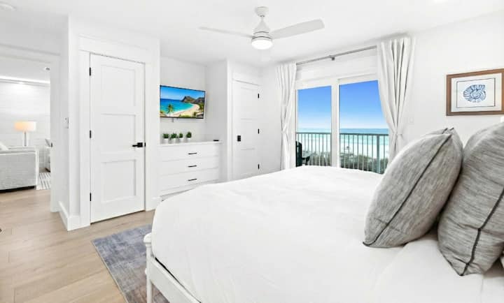 Dormitorio 1 [planta principal]: cama tamaño king, televisor inteligente de 42 pulgadas, baño privado, acceso al balcón, vista a la playa