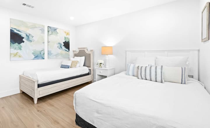 Dormitorio 2 [planta principal]: 2 camas tamaño queen, TV inteligente.