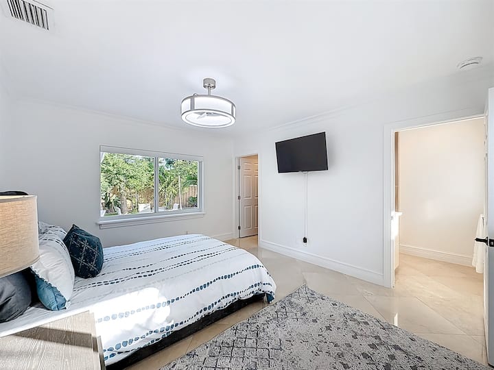 Hovedsoveværelset har udsigt over sidegården, en walk-in-garderobe og et stort, tilstødende badeværelse