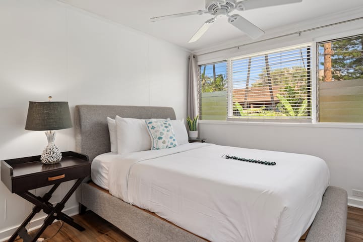 להתעורר לשמש וצמחייה בחדר שינה אוורירי עם מיטה נוחה ואווירה רגועה.