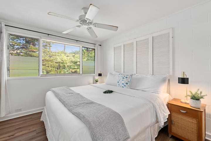 מצעים רכים, נגיעות טרופיות ואור בוקר - חדר השינה הזה הוא המפלט השקט שלכם.