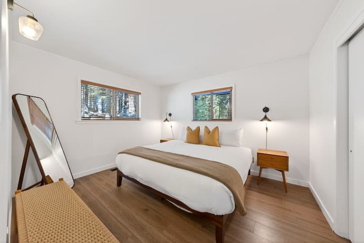 საძინებელში 1 არის საწოლი 193x203 სმ და დასასვენებელი ოთახის სველი წერტილით სარგებლობის შესაძლებლობა.