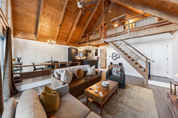 გასაშლელი დივანი (152×203 სმ) იდეალურია შეშის ღუმელთან დასასვენებლად.