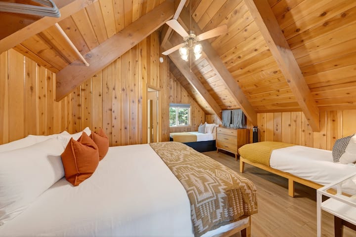 საძინებელში 2 არის 193×203 სმ‑ის ზომის საწოლი, ორი ერთადგილიანი საწოლი და დაკავშირებული სააბაზანო.