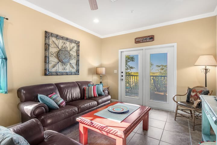 3br Riverfront | Balcony | Pool | Ac | W/d - New Braunfels, TX