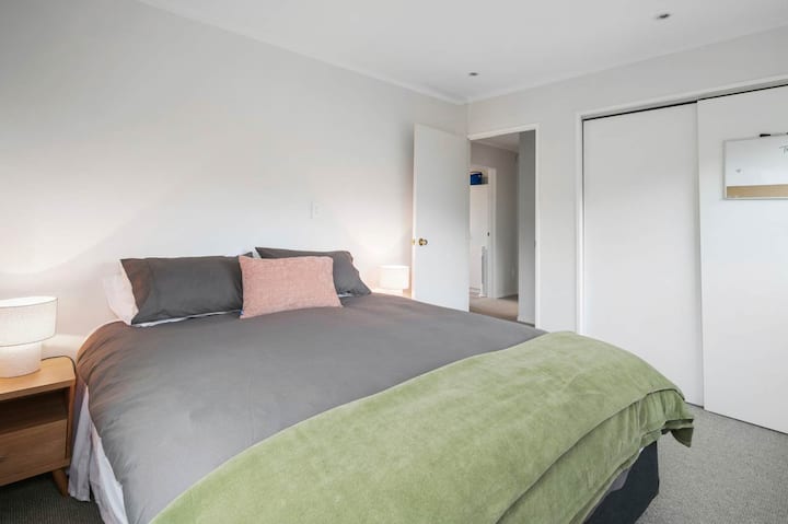 Четвртата спална соба има брачен кревет (широк 180 – 200 см) и поглед кон езерото и тенискиот терен во далечина.