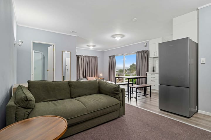 Дневната соба со втор фрижидер и супер удобен кауч. Ова исто така се претвора во многу удобен кауч на спуштање ако е потребно.