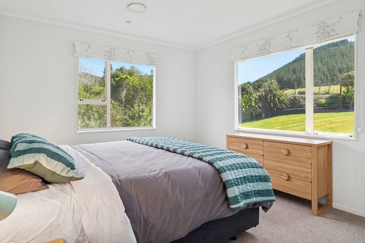 Спалната соба три има супербрачен кревет (широк 180 – 200 см) и гледа кон дворот и ридовите покриени со дрвја зад куќата.