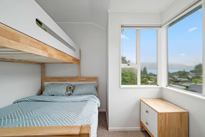 Втората спална соба е на најгорниот кат со главната спална соба. Ова е одличен простор за деца со брачен кревет на дното и единечен кревет на врвот. 