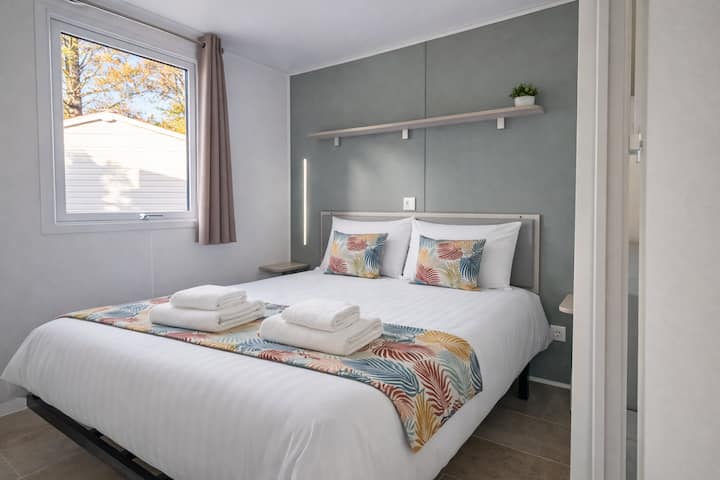 Chumba cha kulala chenye starehe na kitanda cha watu wawili na mashuka ya ubora kwa usiku wa kupumzika.