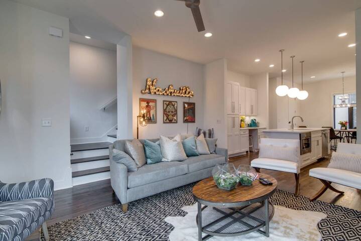 Nashville Getaway: Rooftop, Garage, Near Broadway!