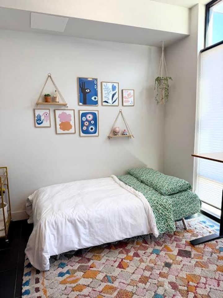 سرير فوتون أنيق، مصنوع بدقة وجاهز لتقديم راحة مريحة لضيفين