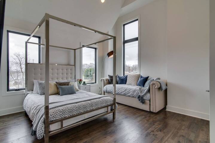 6 BR Gulch Homes, Garages, Rooftops, Walk to Gulch gallery image 4