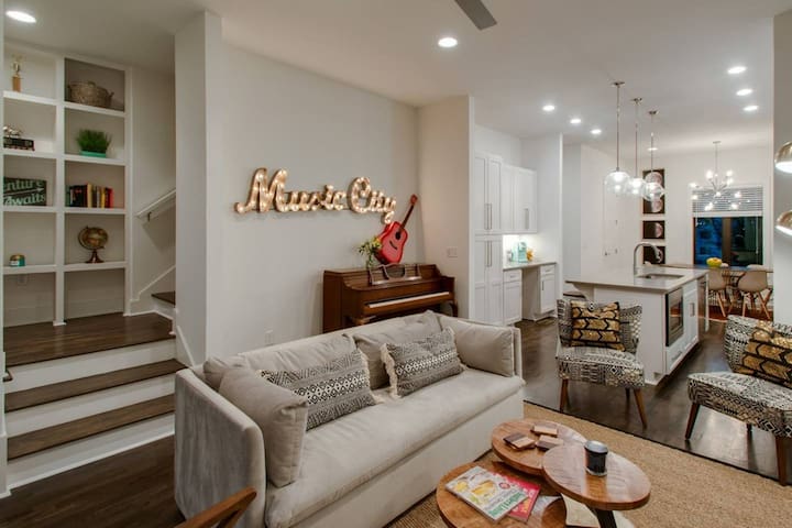 6 BR Gulch Homes, Garages, Rooftops, Walk to Gulch