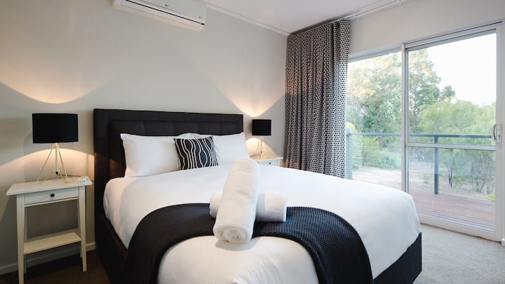 在第二间卧室放松身心，这里配有标准双人床和私人露台通道，非常适合在大自然中喝杯咖啡。