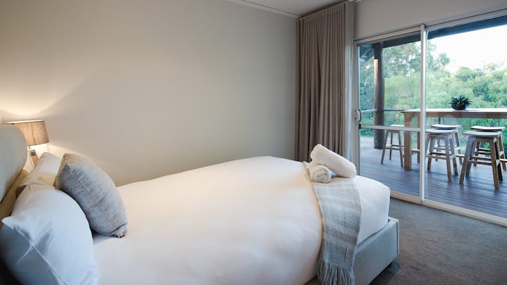 第三间卧室配有标准双人床，可直接通往环绕式露台，在那里，柔和的微风和自然光营造出一个宁静的度假胜地。