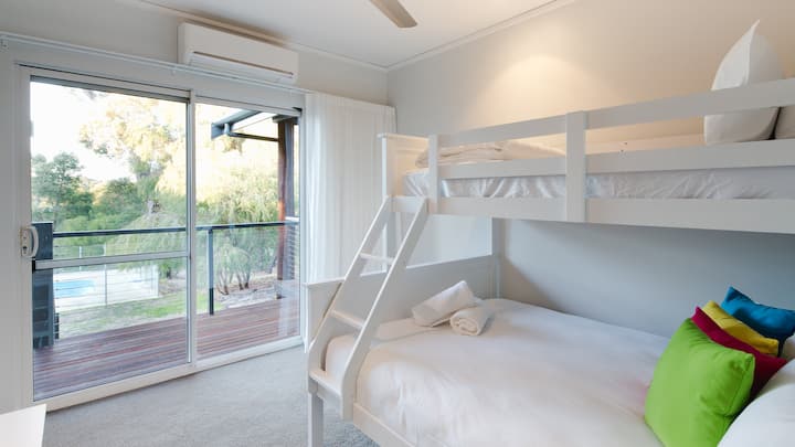 第五间卧室非常适合儿童或青少年入住，配备三层床，下铺为双人床，上铺为单人床，提供舒适实用的空间。