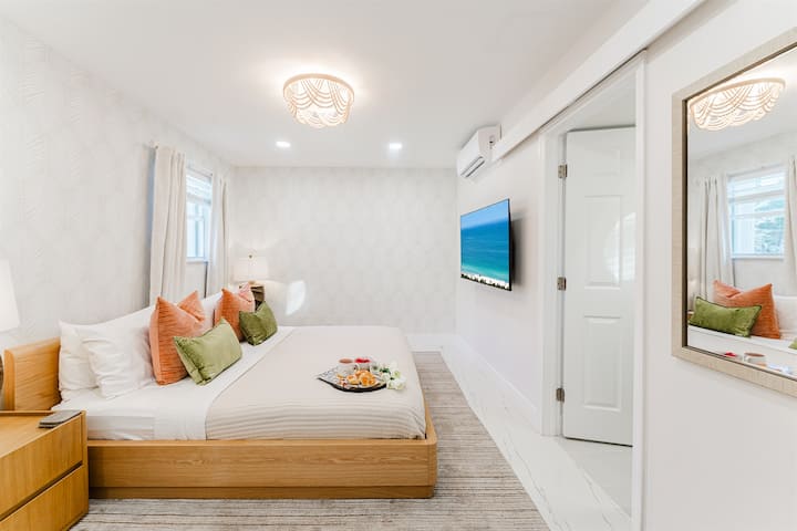 Apartman s velikim bračnim krevetom namijenjen odmoru i privatnosti, sa svježom pamučnom posteljinom, pametnim televizorom i mirnim detaljima nadahnutim Palm Beachom. Ima garderobu i privatnu kupaonicu kako bi vam boravak bio što ugodniji, baš kao u hotelu.