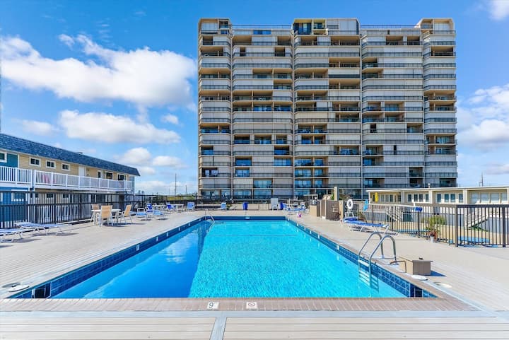 Beachfront Condo With Great Space And Outdoor Pool - Ocean City, MD
