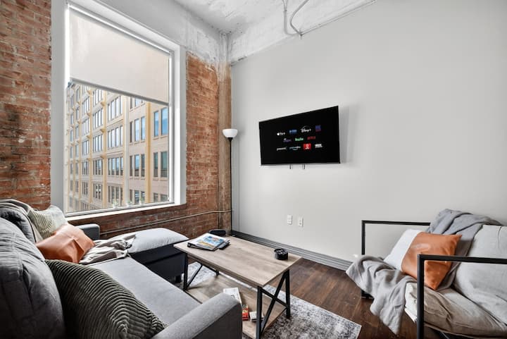 Modern Downtown Apt | Pool, Laundry, Valet Parking - Dallas, TX