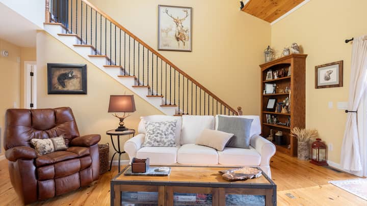 Alpine Haus Retreat Prime Location Innsbruck - Helen, GA