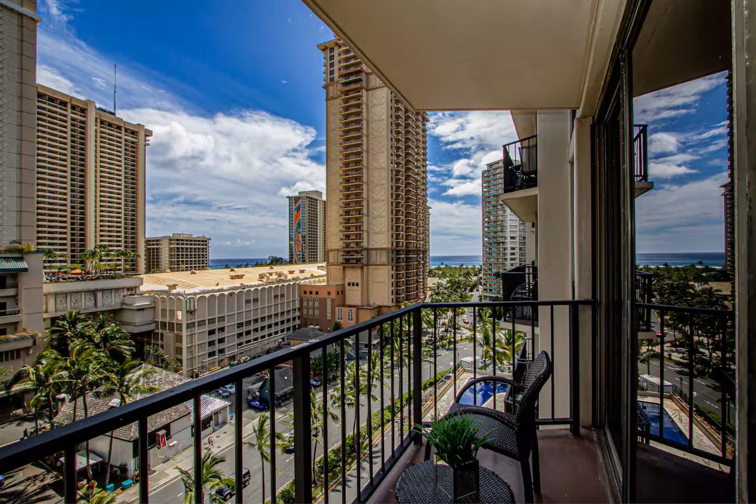 Condo in Honolulu · ★4.8 · Studio · 2 beds · 1 private bath - Image 4