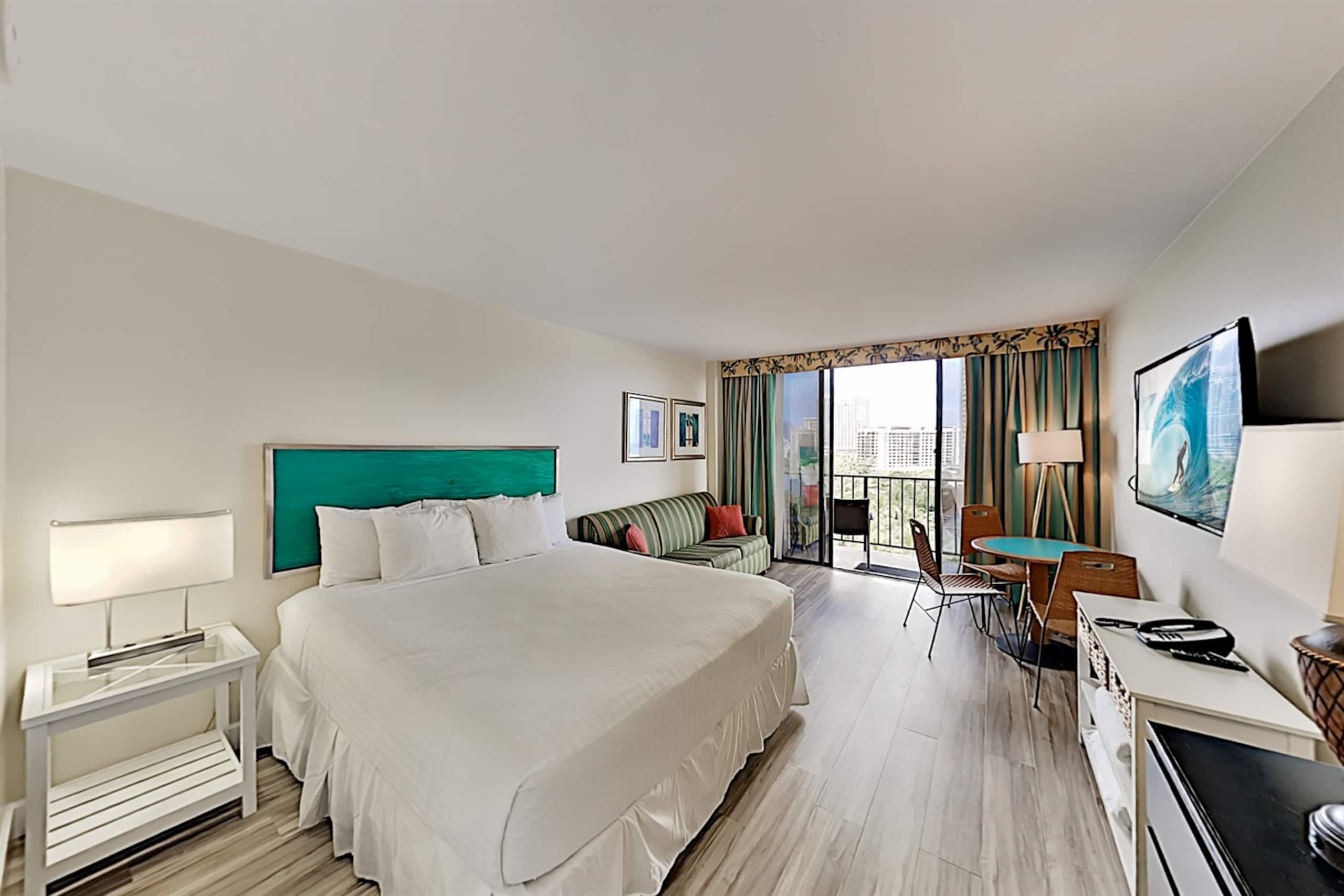 Condo in Honolulu · ★4.8 · Studio · 2 beds · 1 private bath - Image 1