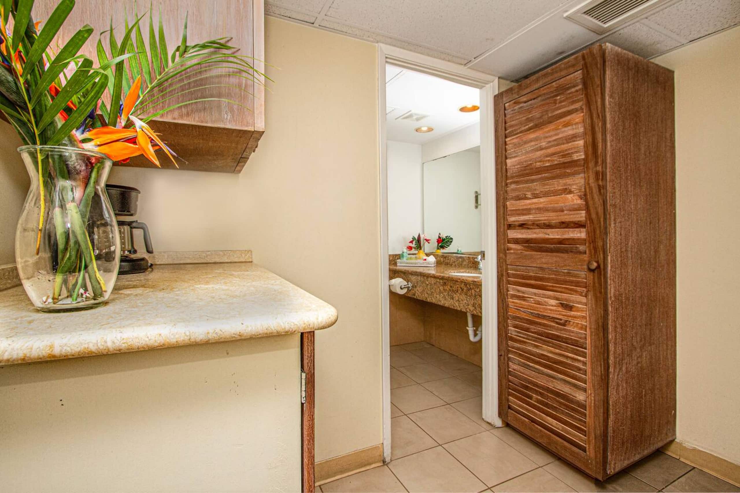 Condo in Honolulu · ★4.8 · Studio · 2 beds · 1 private bath - Image 5
